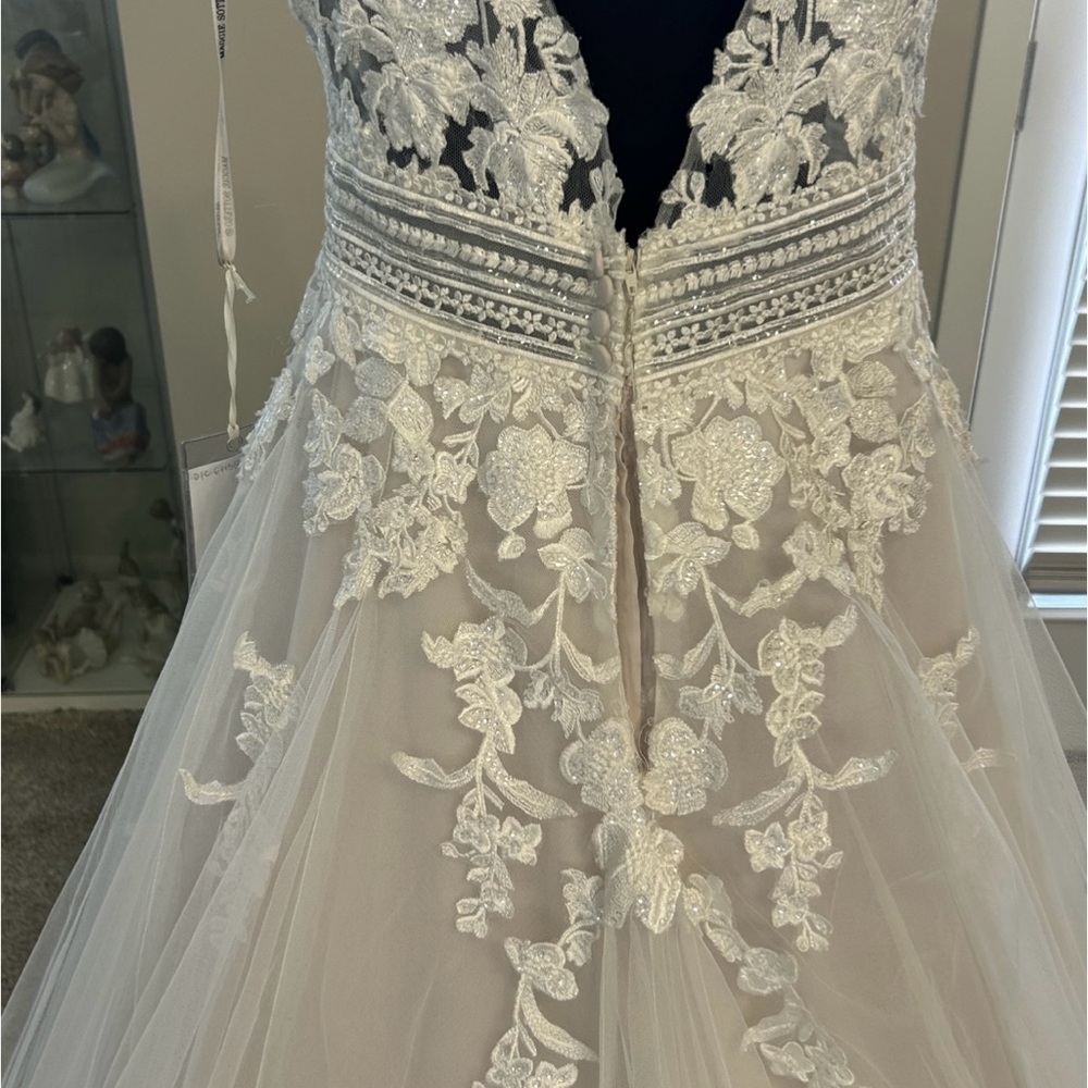 Maggie Sottero “O’Hara” ivory lace/tulle bridal gown - Picture 4 of 4